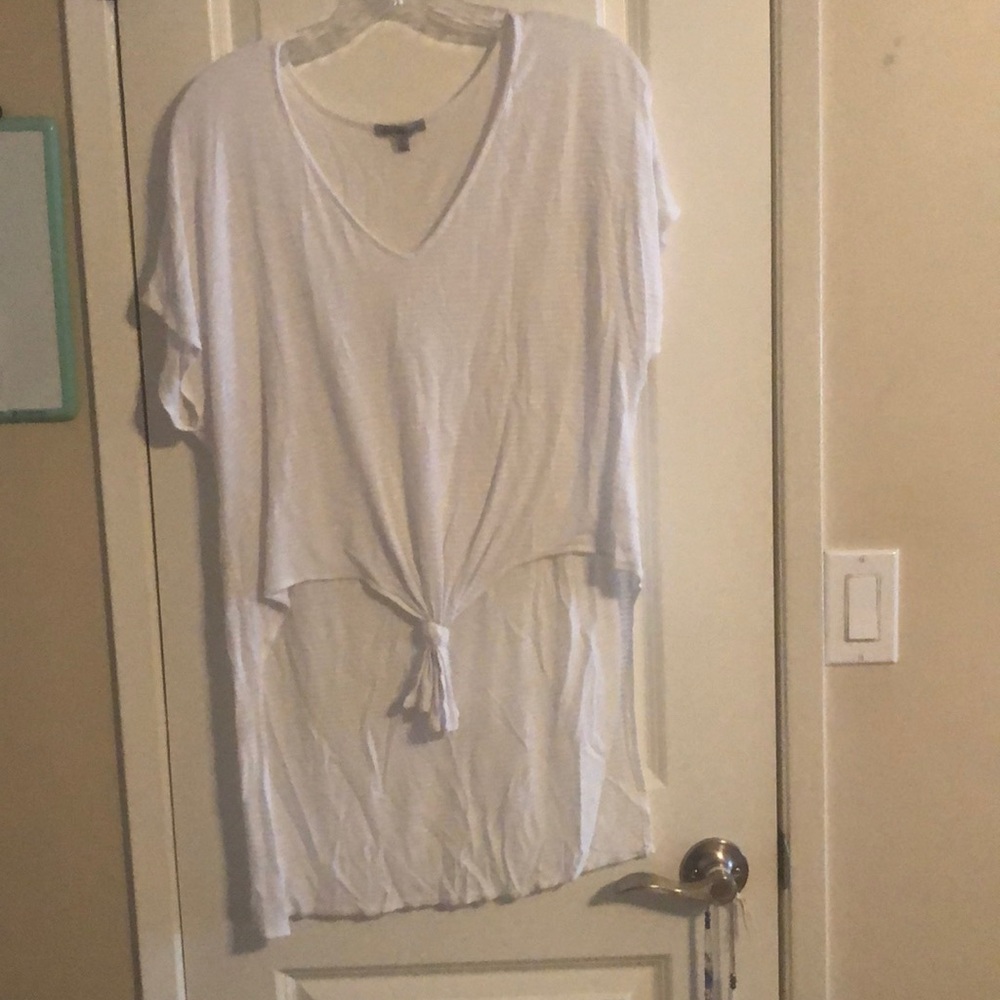 White high low short sleeved shirt